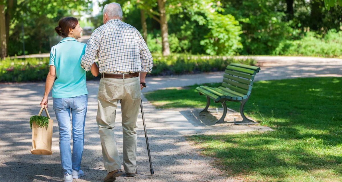 Schlecht hören, unsicher gehen: Warum Hörverlust das Sturzrisiko erhöht